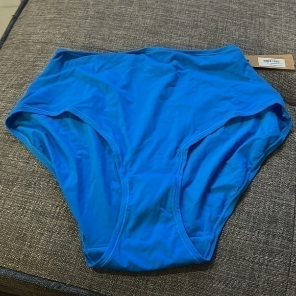 Skims Fits Everybody Full Brief - Picture 5 of 6